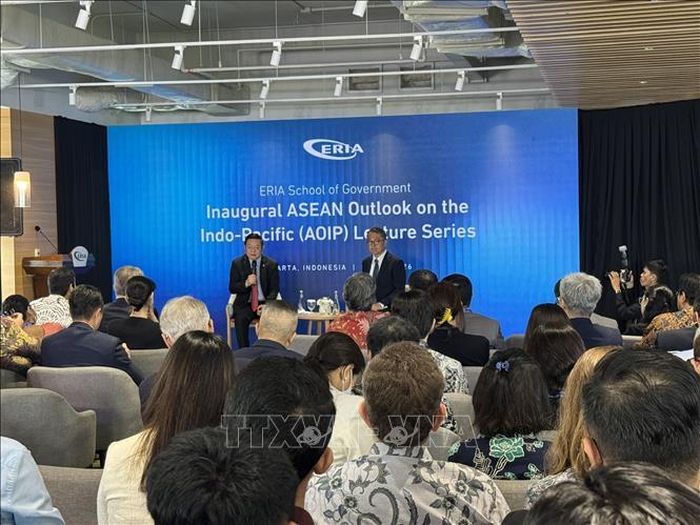 Tổng Thư ký ASEAN Kao Kim Hourn thảo luận nhiều vấn đề với các đại biểu.