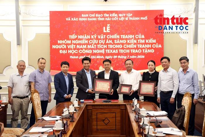Lãnh đạo UBND TP Hồ Chí Minh tiếp nhận kỷ vật chiến tranh và hồ sơ chôn cất liệt sĩ do nhóm nghiên cứu dự án, sáng kiến tìm kiếm người Việt Nam mất tích trong chiến tranh thuộc Đại học Công nghệ Texas Tech (Hoa Kỳ) trao tặng.