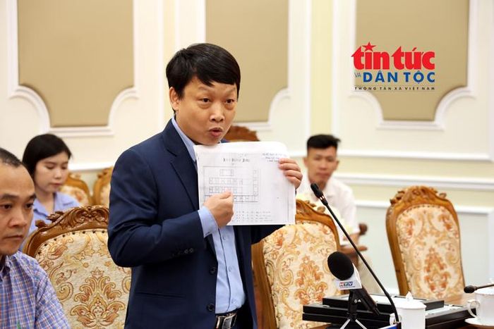 Luật sư Tạ Thu Phong, Đại diện Dự án VWAI tại Việt Nam, giới thiệu các hồ sơ, tài liệu và kỷ vật tại buổi lễ.