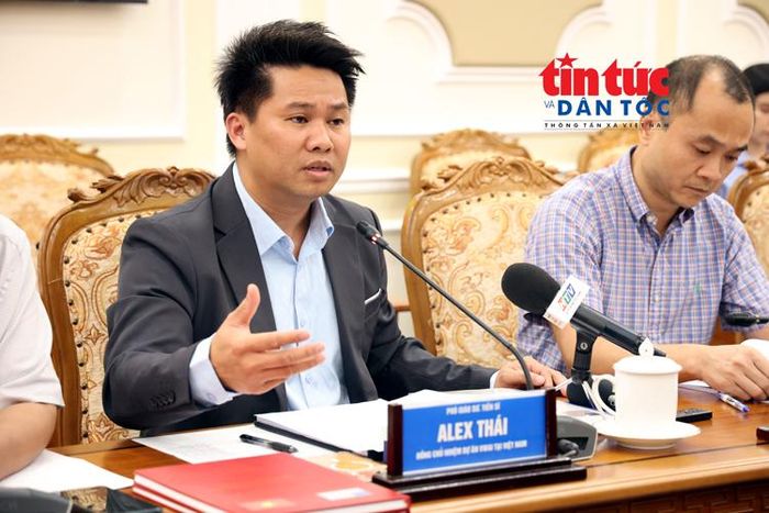 Phó Giáo sư, Tiến sĩ Alex Thái, đồng chủ nhiệm Dự án VWAI tại Việt Nam phát biểu.