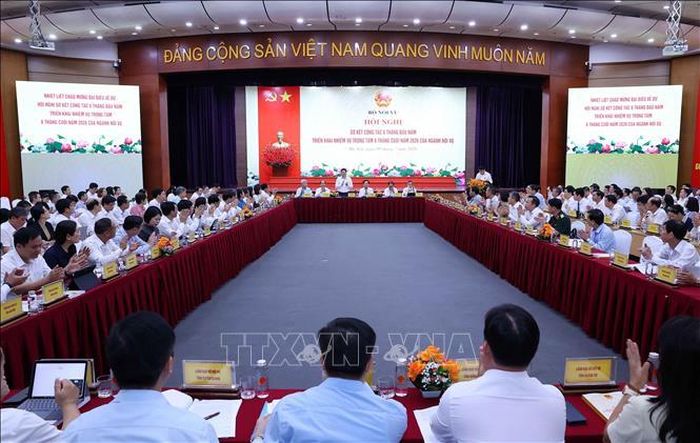 Hội nghị sơ kết công tác 6 tháng đầu năm, triển khai nhiệm vụ trọng tâm 6 tháng cuối năm 2026 của ngành Nội vụ. Ảnh: Văn Điệp/TTXVN