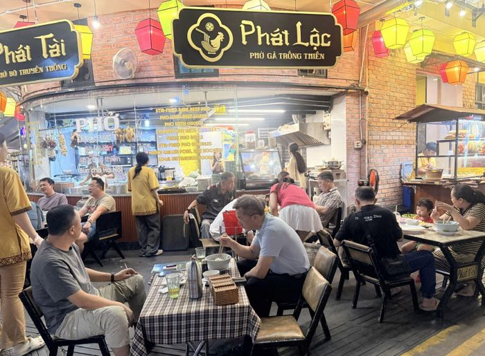 Các dịch vụ ẩm thực về đêm góp phần thu hút nguồn thu cho kinh tế TP Hồ Chí Minh.