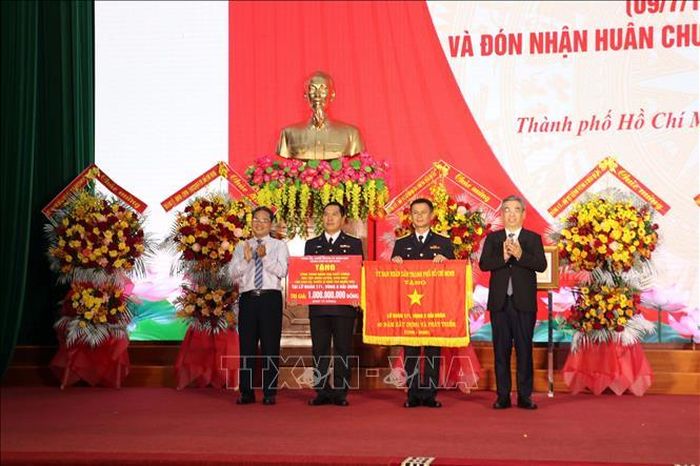 Lãnh đạo Thành phố Hồ Chí Minh tặng cờ truyền thống và tặng công trình vì biển đảo cho Lữ đoàn 171 Hải quân.