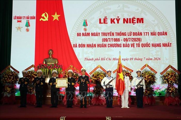 Nghi lễ gắn Huân chương lên quân kỳ.