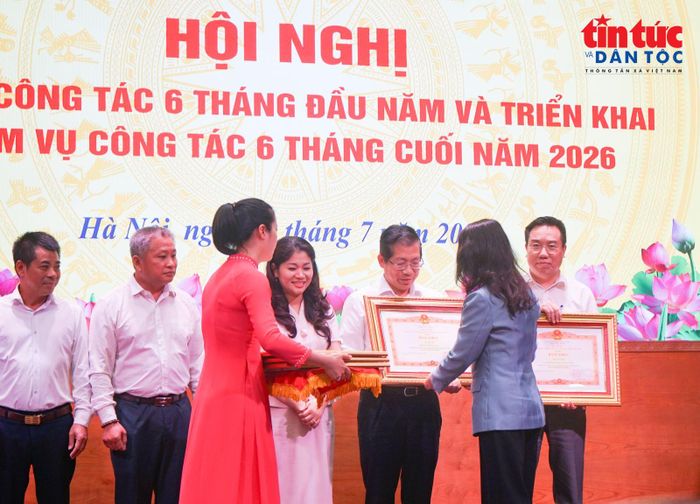 Bộ trưởng Lâm Thị Phương Thanh trao tặng Bằng khen của Thủ tướng Chính phủ cho 4 tập thể và 5 cá nhân thuộc Bộ có thành tích xuất sắc, đột xuất trong quá trình công tác.
