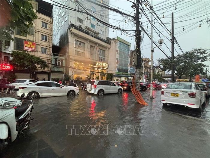 Ngập úng cục bộ trên phố Minh Khai. Ảnh: Phạm Tuấn Anh/TTXVN