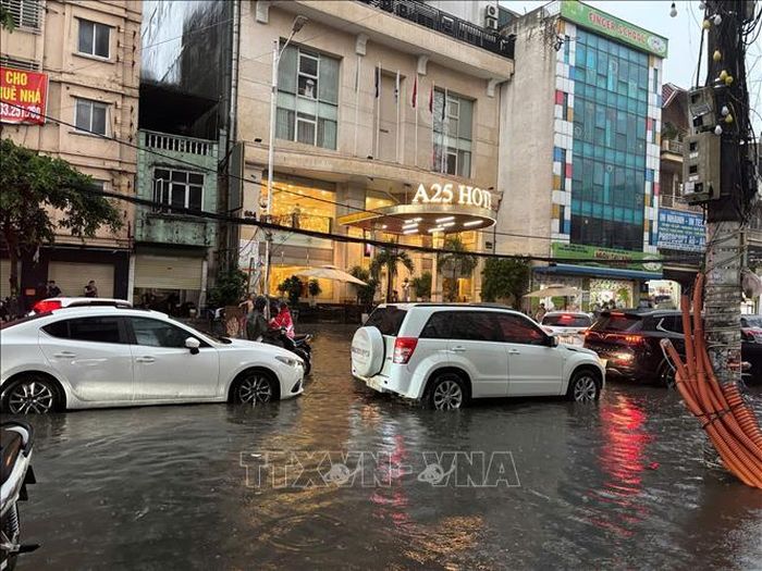 Ngập úng cục bộ trên phố Minh Khai. Ảnh: Phạm Tuấn Anh/TTXVN