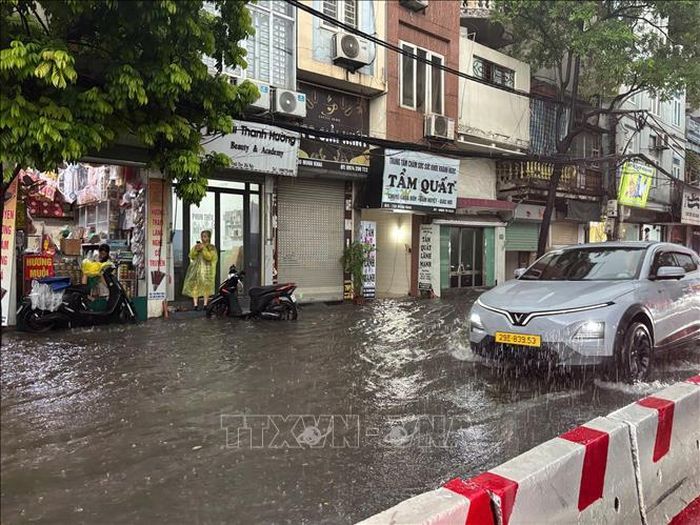 Ngập úng cục bộ trên phố Minh Khai. Ảnh: Phạm Tuấn Anh/TTXVN