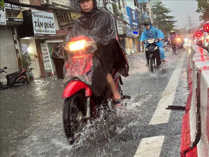 Ngập úng cục bộ trên phố Minh Khai. Ảnh: Phạm Tuấn Anh/TTXVN
