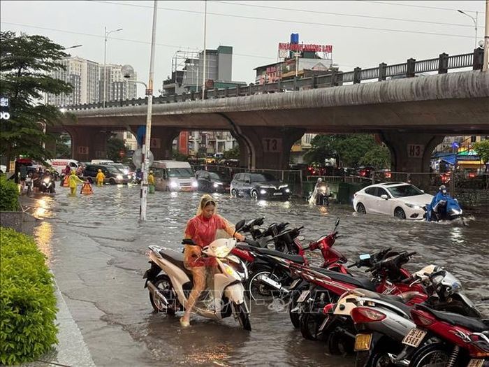 Ngập úng cục bộ trên phố Minh Khai. Ảnh: Phạm Tuấn Anh/TTXVN