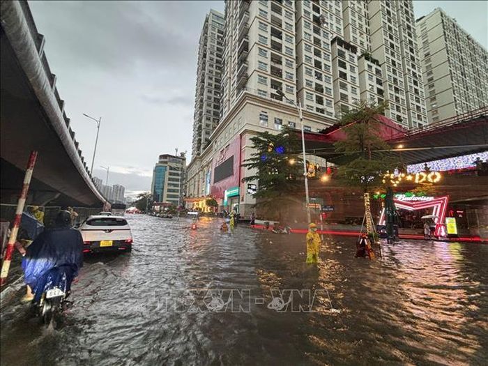 Ngập úng cục bộ trên phố Minh Khai. Ảnh: Phạm Tuấn Anh/TTXVN