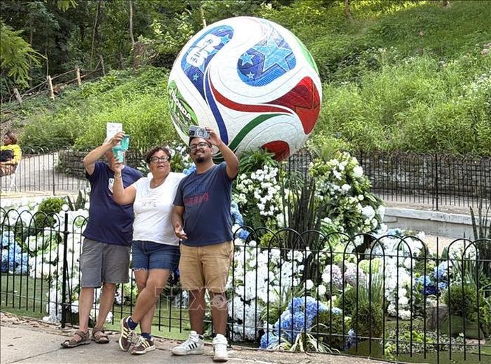 Du khách check-in với mô hình trái bóng khổng lồ mang biểu tượng của World Cup 2026. Ảnh minh họa: Ngọc Quang/PV TTXVN tại Mỹ