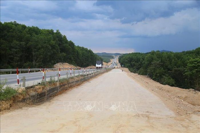 Thi công cao tốc Cam Lộ - La Sơn. Ảnh tư liệu: TTXVN phát