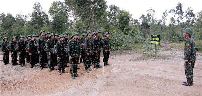 Chỉ huy Trung đoàn Bộ binh 24 phổ biến nhiệm vụ cho quân nhân dự bị động viên trước khi hành quân cơ động thực hiện nhiệm vụ. Ảnh: Hoàng Hùng/TTXVN