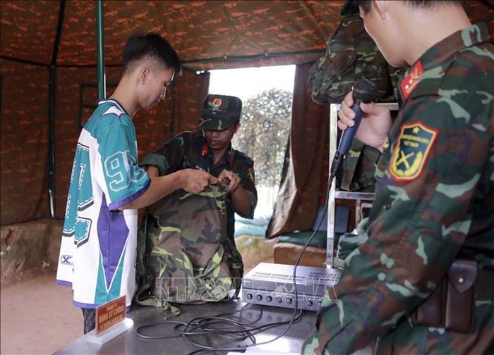 Quân nhân dự bị động viên nhận quân trang tại Trạm tiếp nhận của Trung đoàn Bộ binh 24, Sư đoàn 304. Ảnh: Hoàng Hùng/TTXVN