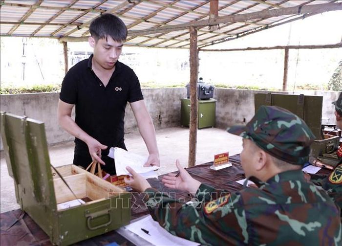 Quân nhân dự bị động viên làm thủ tục tiếp nhận tại Trạm tiếp nhận của Trung đoàn Bộ binh 24, Sư đoàn 304. Ảnh: Hoàng Hùng/TTXVN