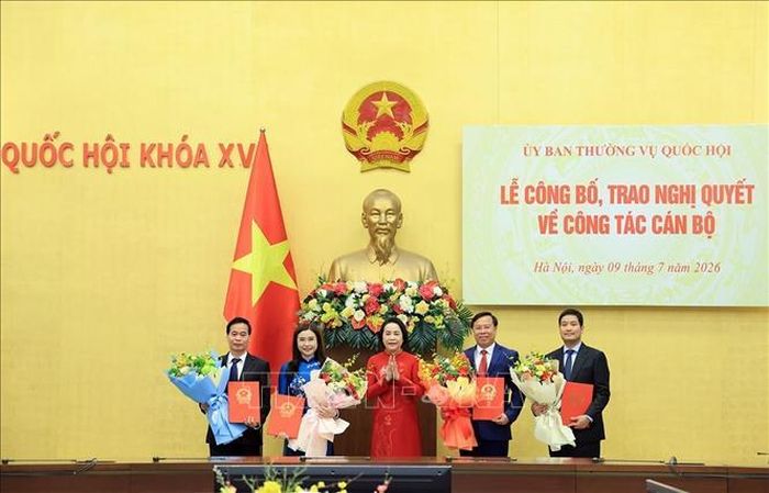 Phó Chủ tịch Quốc hội Nguyễn Thị Thanh chúc mừng các cá nhân được bổ nhiệm. Ảnh: Tuấn Anh/TTXVN