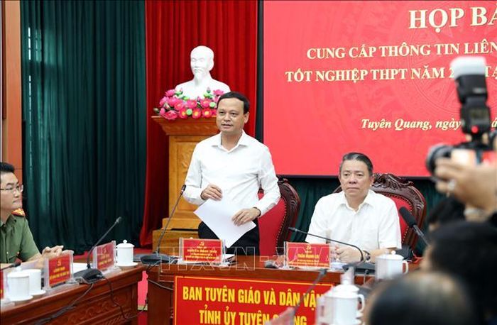 Phó Chủ tịch thường trực UBND tỉnh Tuyên Quang Nguyễn Mạnh Tuấn trả lời báo chí tại cuộc họp báo. Ảnh: Quang Cường/TTXVN