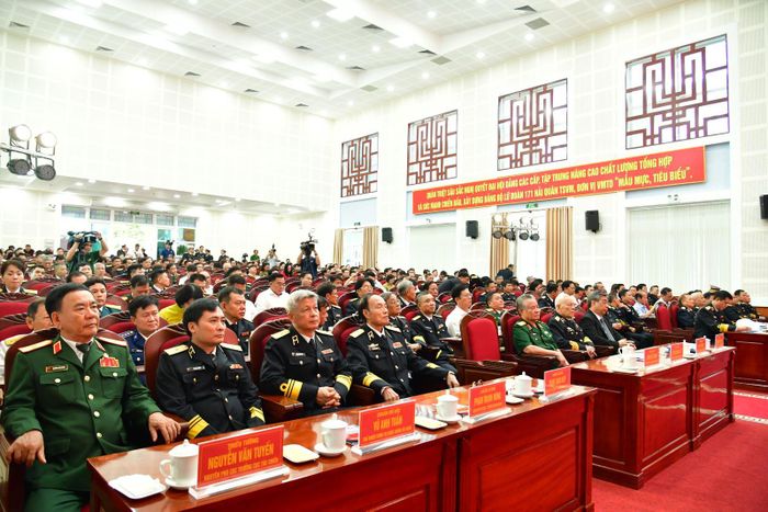 Các đại biểu tham dự buổi lễ.