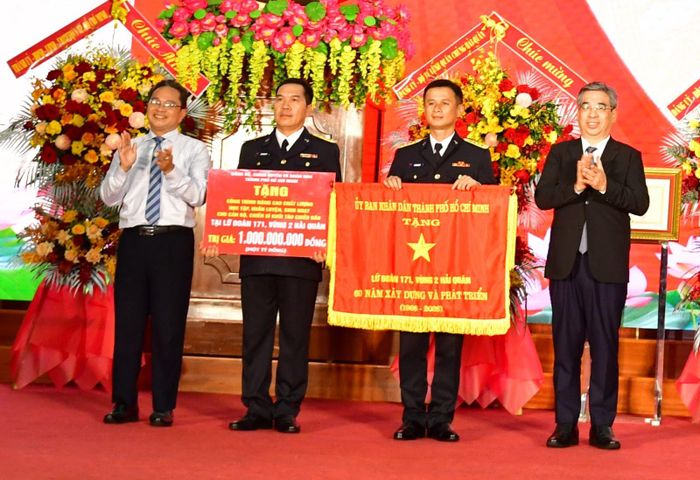Ông Nguyễn Phước Lộc, Phó Bí thư Thành ủy, Chủ tịch Ủy ban Mặt trận Tổ quốc Việt Nam TP Hồ Chí Minh trao Cờ truyền thống của Thành phố Hồ Chí Minh tặng Lữ đoàn 171.