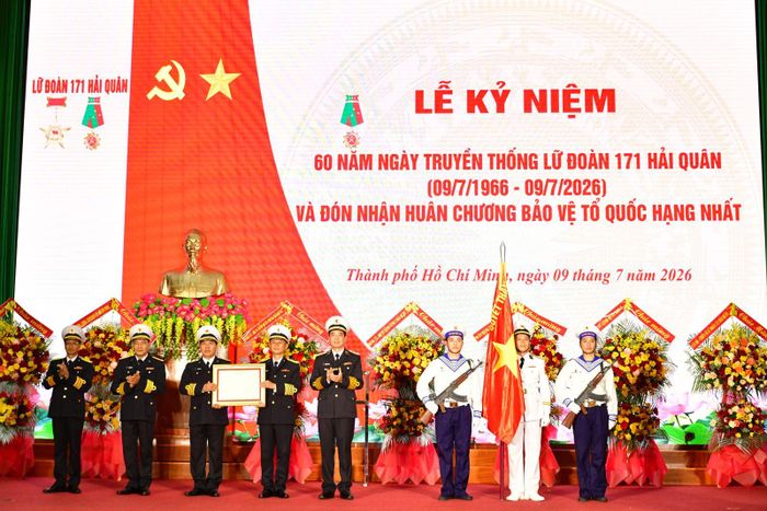 Phó Đô đốc Nguyễn An Phong, Bí thư Đảng ủy, Chính ủy Quân chủng Hải quân trao tặng Huân chương Bảo vệ Tổ quốc hạng Nhất lần thứ hai cho Lữ đoàn 171.