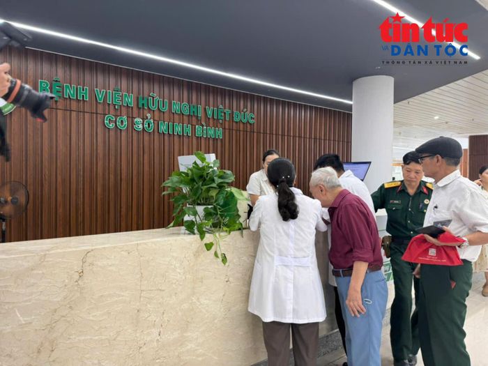 Trong ngày đầu khai trương, Bệnh viện ưu tiên khám bệnh miễn phí cho những người có công, gia đình chính sách nhân dịp tháng 7.