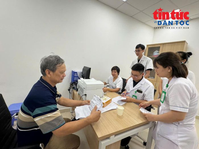 Người dân được khám bệnh, tư vấn kỹ càng.