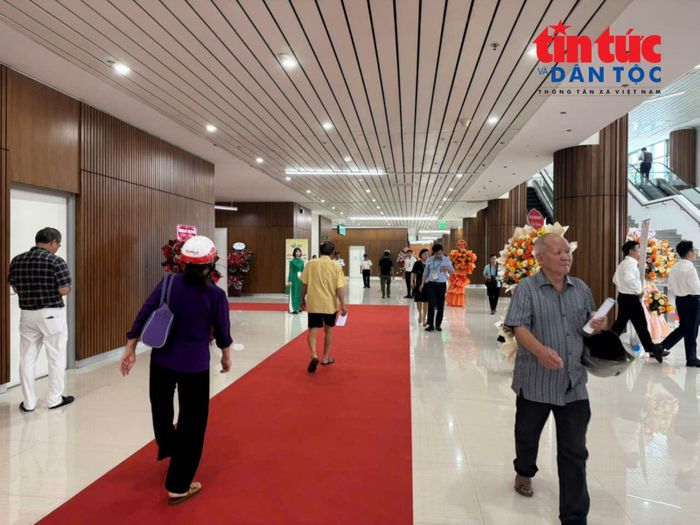 Hàng trăm người dân đã đến khám trong ngày Bệnh viện khai trương.