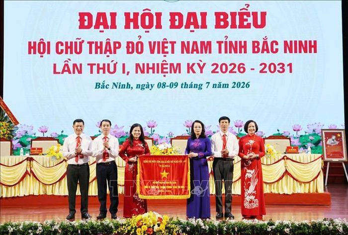 Thừa ủy quyền của Thủ tướng Chính phủ, Phó Bí thư Thường trực Tỉnh ủy Bắc Ninh, Trưởng Đoàn đại biểu Quốc hội tỉnh Nguyễn Thị Hương trao Cờ thi đua của Thủ tướng Chính phủ cho Hội Chữ thập đỏ tỉnh Bắc Ninh.