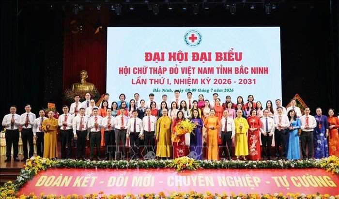 Chủ tịch Trung ương Hội Chữ thập đỏ Việt Nam Đỗ Thị Thu Thảo; Phó Bí thư Thường trực Tỉnh ủy Bắc Ninh, Trưởng Đoàn đại biểu Quốc hội tỉnh Nguyễn Thị Hương, cùng các đại biểu chúc mừng Ban Chấp hành Hội Chữ thập đỏ tỉnh Bắc Ninh nhiệm kỳ 2026-2031.