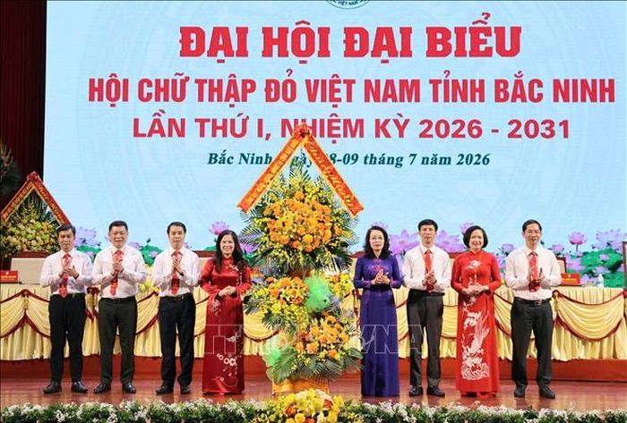 Phó Bí thư Thường trực Tỉnh ủy Bắc Ninh, Trưởng Đoàn đại biểu Quốc hội tỉnh Nguyễn Thị Hương tặng hoa chúc mừng Đại hội.