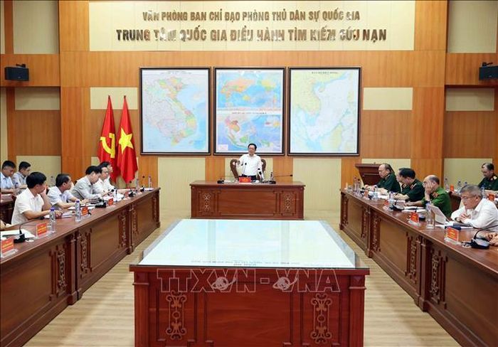 Phó Thủ tướng Hồ Quốc Dũng làm việc với Văn phòng Ban Chỉ đạo Phòng thủ dân sự quốc gia. Ảnh: An Đăng/TTXVN