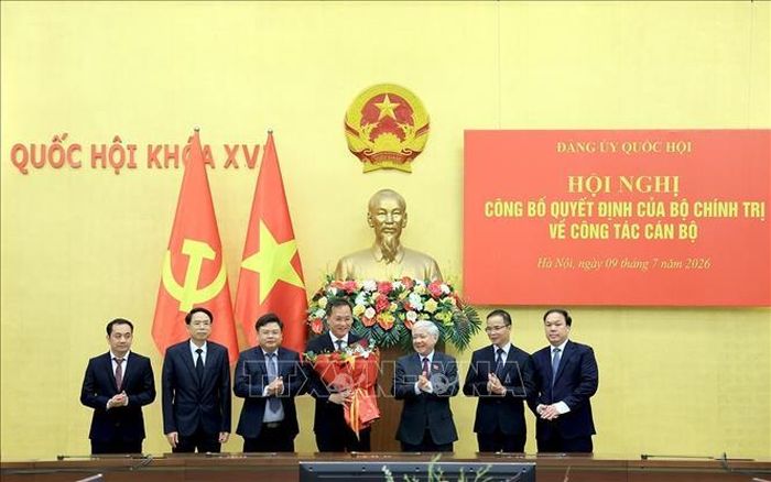 Phó Chủ tịch Thường trực Đỗ Văn Chiến trao Quyết định bổ nhiệm các chức danh Ủy ban Kiểm tra Đảng ủy Quốc hội. Ảnh: Tuấn Anh/TTXVN