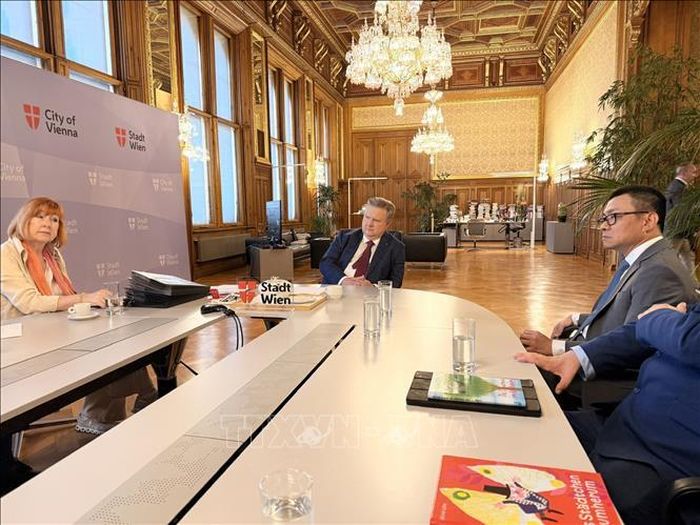 Đại sứ Việt Nam tại Áo Vũ Lê Thái Hoàng gặp Thị trưởng Thành phố Vienna Michael Ludwig trao đổi về thúc đẩy hợp tác địa phương, giao lưu nhân dân và quan tâm, hỗ trợ cộng đồng người Việt Nam tại Vienna. Ảnh TTXVN phát