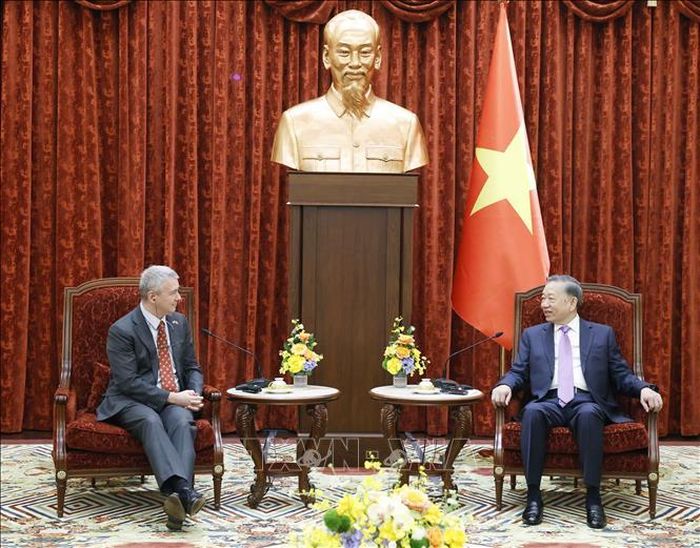Tổng Bí thư, Chủ tịch nước Tô Lâm tiếp Đại sứ Đặc mệnh toàn quyền Vương quốc Bỉ Karl Van Den Bossche chào từ biệt, kết thúc nhiệm kỳ công tác. Ảnh: Thống Nhất/TTXVN