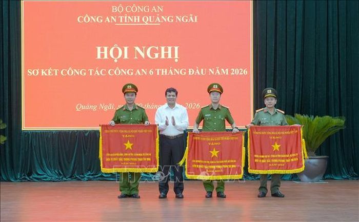 Phó Bí thư Tỉnh ủy Quảng Ngãi Nguyễn Đức Tuy thừa ủy quyền của Thủ tướng Chính phủ, trao Cờ thi đua của Thủ tướng Chính phủ cho 3 tập thể thuộc Công an tỉnh Quảng Ngãi.