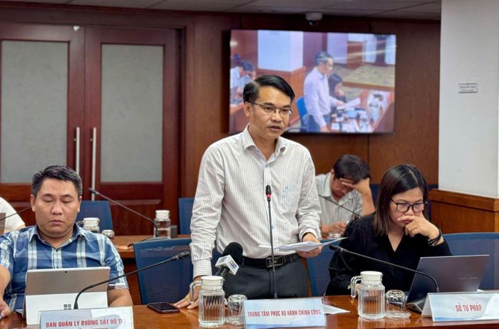 Ông Dương Văn Thơm, Phó Giám đốc Trung tâm Phục vụ hành chính công Thành phố Hồ Chí Minh trả lời báo chí chiều 9/7.