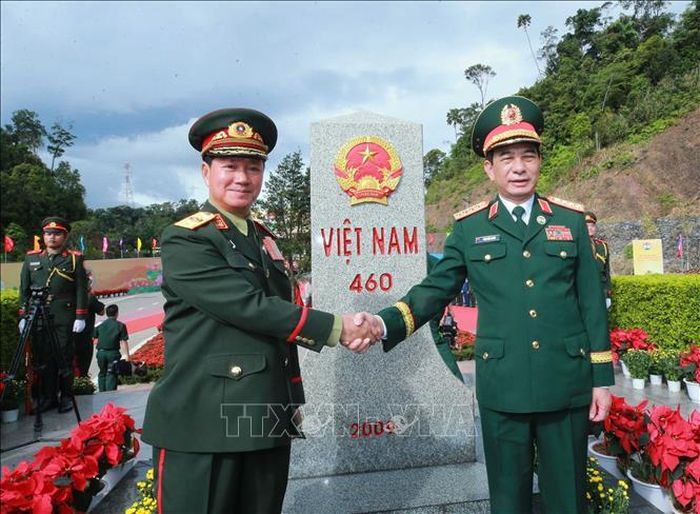 Đại tướng Phan Văn Giang và Đại tướng Khamliang Outhakaysone, Bộ trưởng Quốc phòng Lào bên cột mốc 460 Cửa khẩu Thanh Thủy. Ảnh: Trọng Đức/TTXVN