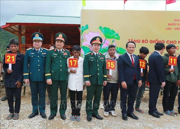 Các đại biểu đại diện cho lãnh đạo các cơ quan của Bộ Quốc phòng, Bộ Tổng Tham mưu, Tổng cục Chính trị tặng bò giống cho nhân dân vùng biên giới của Lào. Ảnh: Trọng Đức/TTXVN