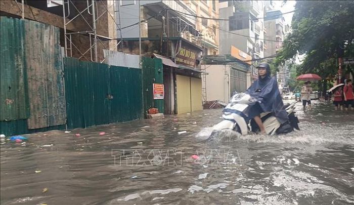 Nước ngập trên đường Mỹ Đình (phường Từ Liêm, Hà Nội).
