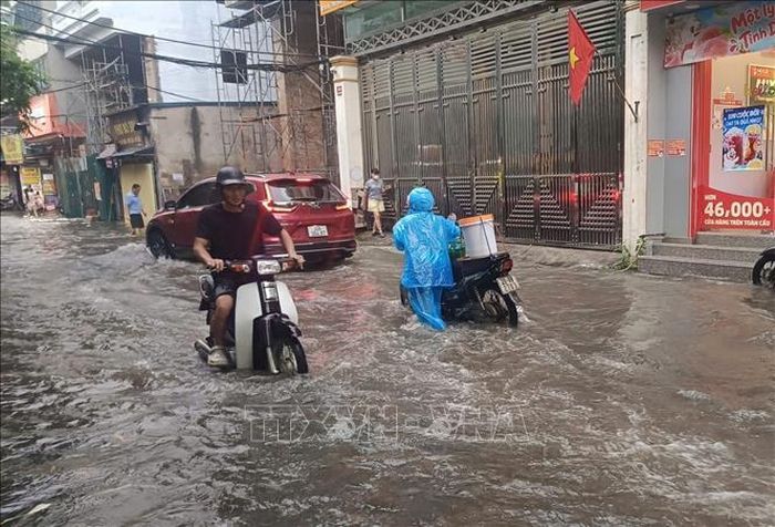 Không ít xe máy bị chết máy khi đi qua vùng ngập.