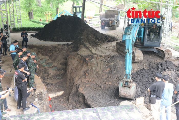 Lực lượng đào hố tìm kiếm sâu khoảng 2m, dài 5m và rộng 3m.