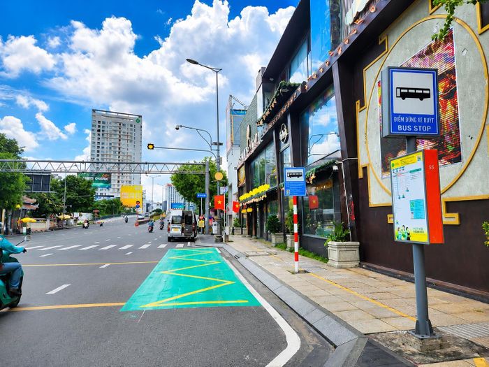 Điểm dừng xe buýt trên địa bàn TP Hồ Chí Minh được đầu tư đồng bộ, góp phần nâng cao chất lượng dịch vụ và thu hút người dân sử dụng phương tiện công cộng.