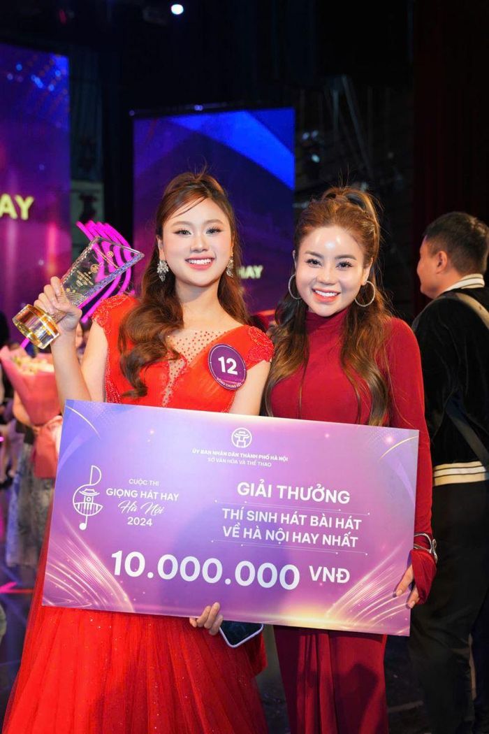 Lưu Hương Thảo và cô giáo Sao mai Hương Ly.