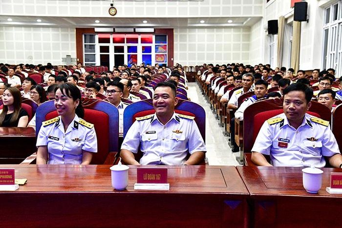 Tham dự chương trình có Đại tá Phạm Ngọc Quý, Chủ nhiệm Chính trị Vùng 2 Hải quân; Đại tá Nguyễn Thành Nhân, Chính ủy Lữ đoàn 167; Đại tá Đinh Cúc Phương, Đoàn trưởng Đoàn Văn công Quân chủng Hải quân cùng đại diện chỉ huy các cơ quan, đơn vị thuộc Vùng 2 Hải quân.
