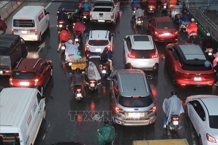Xe di chuyển chậm trên đường Đàm Quang Trung hướng về Long Biên. Ảnh: Phan Phương/TTXVN