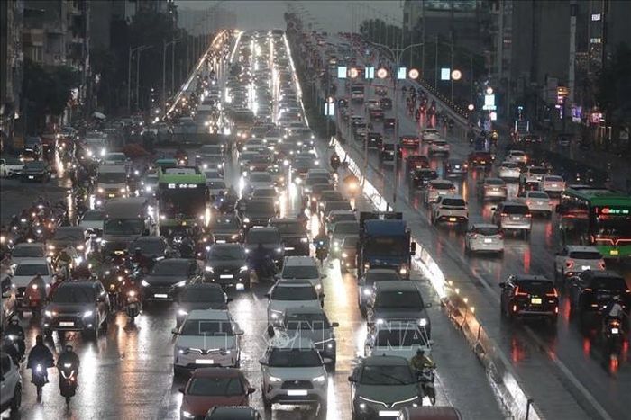 Giao thông ùn tắc lối lên cầu Vĩnh Tuy sau cơn mưa. Ảnh: Thành Phương/TTXVN