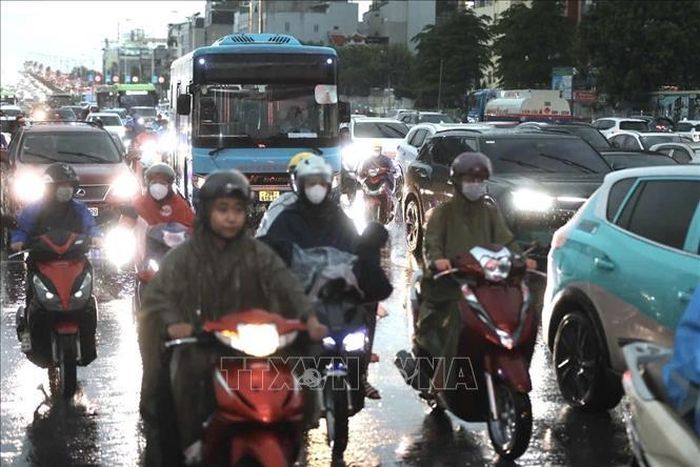 Xe đông, di chuyển chậm trên cầu Vĩnh Tuy hướng về Long Biên. Ảnh: Phan Phương/TTXVN