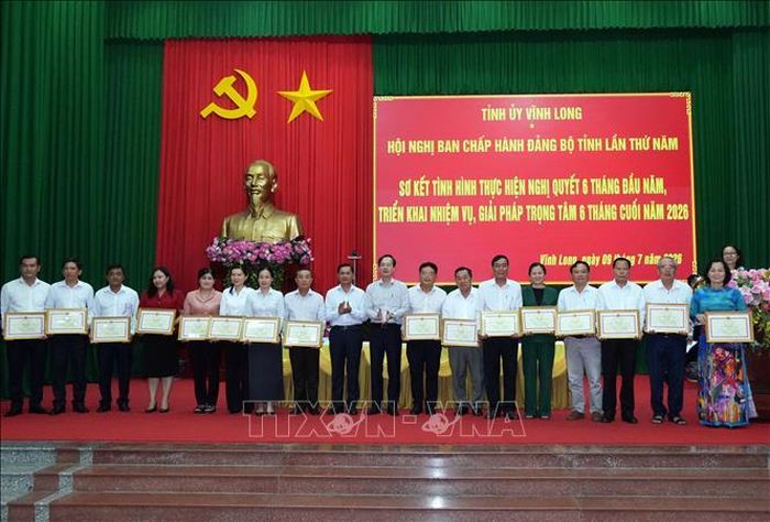 Lãnh đạo tỉnh Vĩnh Long trao Bằng khen cho các tập thể có thành tích tiêu biểu, xuất sắc trong triển khai sắp xếp đơn vị hành chính các cấp và tổ chức hoạt động của chính quyền địa phương hai cấp trên địa bàn tỉnh Vĩnh Long.