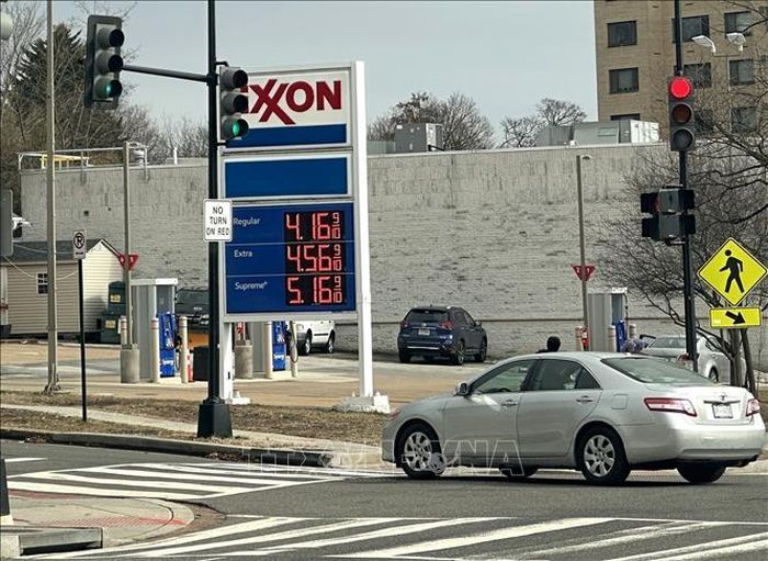 Bảng giá xăng bán lẻ tại một trạm xăng trên Đại lộ Connecticut ở thủ đô Washington D.C (Mỹ) chiều ngày 7/3/2026. Ảnh: Ngọc Quang/TTXVN
